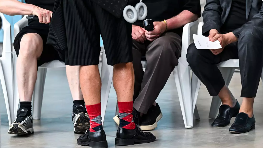 Ein Mann mit roten Mustersocken und kurzen Hosen - kürzlich bei der Berlin Fashion Week. (Archivbild) - Bild: Jens Kalaene/dpa