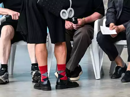 Ein Mann mit roten Mustersocken und kurzen Hosen - kürzlich bei der Berlin Fashion Week. (Archivbild) - Foto: Jens Kalaene/dpa