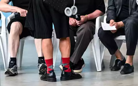 Ein Mann mit roten Mustersocken und kurzen Hosen - kürzlich bei der Berlin Fashion Week. (Archivbild) - Foto: Jens Kalaene/dpa