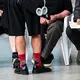 Ein Mann mit roten Mustersocken und kurzen Hosen - kürzlich bei der Berlin Fashion Week. (Archivbild) - Bild: Jens Kalaene/dpa