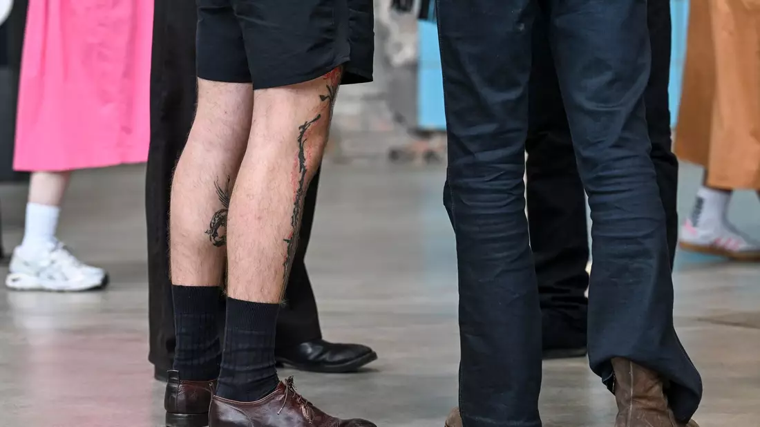 Kurze Hose und schwarze Socken geht auch - Aufnahme während der Berlin Fashion Week Anfang Juli. (Archivbild) - Bild: Jens Kalaene/dpa