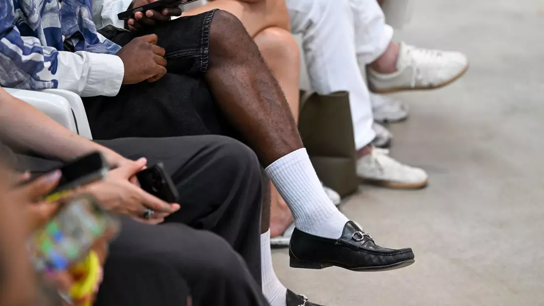 Weiße Socken und Loafer zur kurzen Hose - 2026 kein Problem. (Archivbild) - Bild: Jens Kalaene/dpa