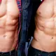 Waschbrettbauch oder Sixpack - heißt auf Französisch umgangssprachlich übrigens tablettes de chocolat (wörtlich also Schokoladentafeln). Süß! (Archivbild) - Bild: Rolf Vennenbernd/dpa