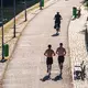 Zeigefreudige Männer mit nacktem Oberkörper und kurzer Hose beim Joggen. (Archivbild) - Bild: Andreas Arnold/dpa