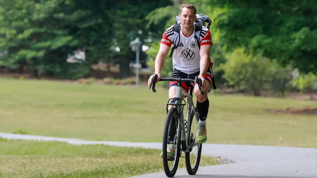 Manuel Neuer, «die Wade der Nation» - der Torhüter kommt auch mal mit dem Fahrrad zum Training. (Archivbild) - Bild: Jan Woitas/dpa