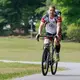 Manuel Neuer, «die Wade der Nation» - der Torhüter kommt auch mal mit dem Fahrrad zum Training. (Archivbild) - Bild: Jan Woitas/dpa