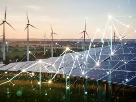 Ein stilisiertes Diagramm eines wachsenden Finanzfonds, überlagert auf einem unscharfen Hintergrund von Solarmodulen und Windturbinen bei Sonnenaufgang. - Foto: über boerse-global.de