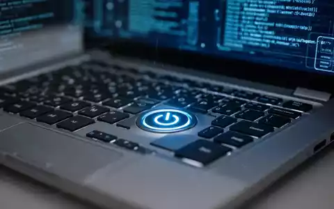 Nahaufnahme einer Laptop-Tastatur mit leuchtend blauem Einschaltknopf, was auf Systemabschaltung oder Fehler hindeutet. - Foto: über boerse-global.de