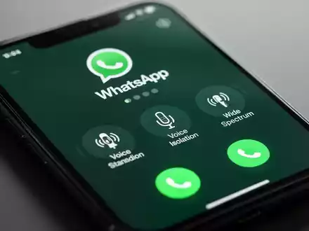 Nahaufnahme eines iPhone-Bildschirms mit WhatsApp-Anrufoberfläche und neuen Mikrofonmodus-Optionen wie Sprachisolierung. - Foto: über boerse-global.de