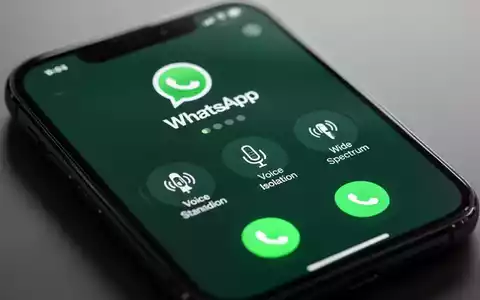 Nahaufnahme eines iPhone-Bildschirms mit WhatsApp-Anrufoberfläche und neuen Mikrofonmodus-Optionen wie Sprachisolierung. - Foto: über boerse-global.de