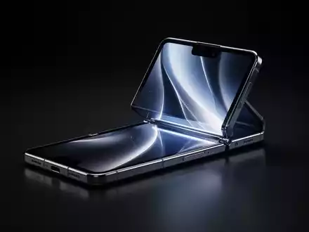 Schlankes, futuristisches Falt-Smartphone, teilweise gefaltet mit leuchtendem Innenbildschirm, vor minimalistischem, dunklem Hintergrund. - Foto: über boerse-global.de