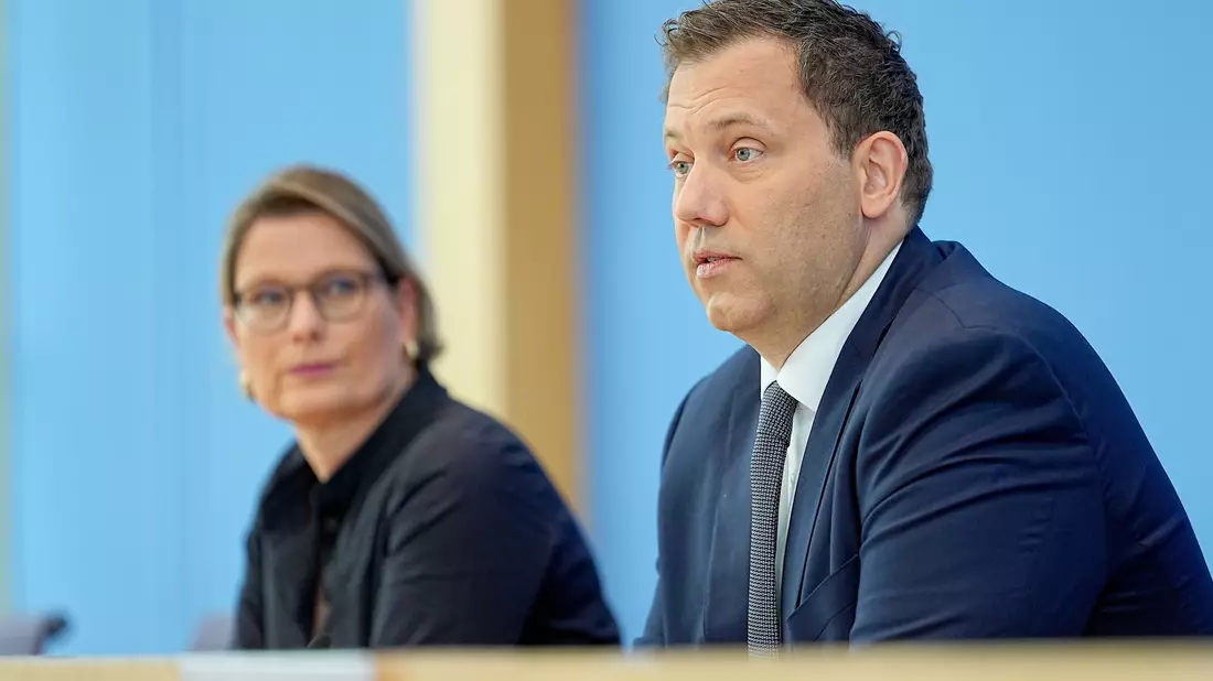 Vorstellung eines Aktionsplans zur Bekämpfung von Steuer- und Finanzkriminalität: unter anderem härtere Strafen, Registrierkassen-Pflicht und bessere Koordination von Ermittlungen - Bild: Michael Kappeler/dpa