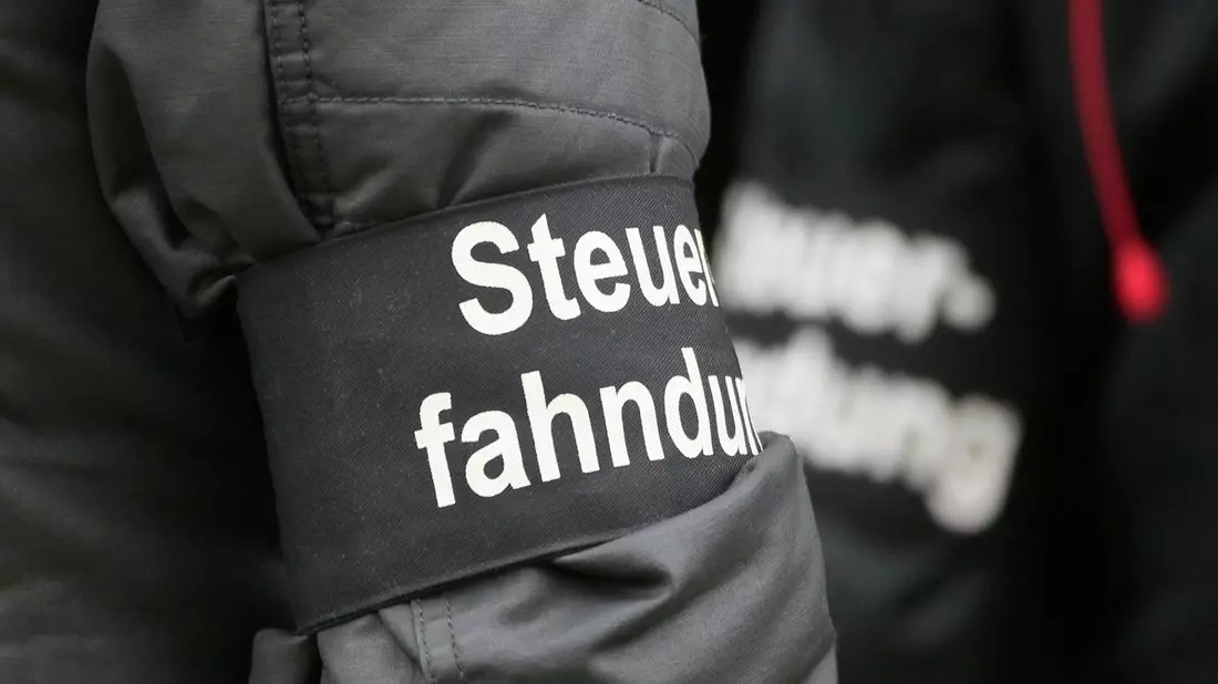 Vorstellung eines Aktionsplans zur Bekämpfung von Steuer- und Finanzkriminalität: unter anderem härtere Strafen, Registrierkassen-Pflicht und bessere Koordination von Ermittlungen - Bild: picture alliance / Sebastian Willnow/dpa-Zentralbild/dpa