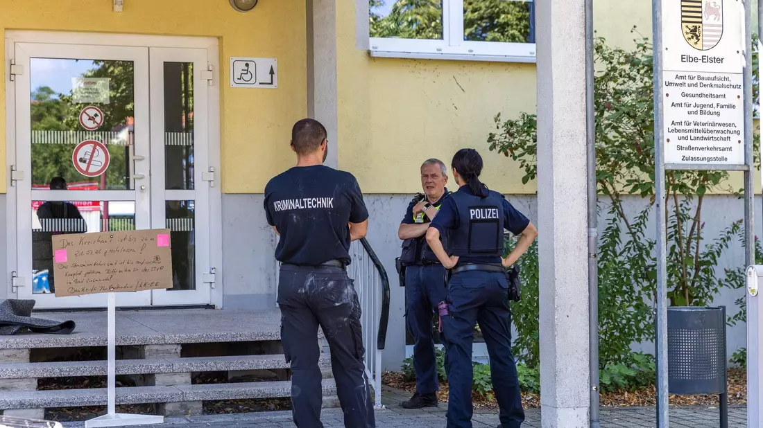 Nach dem Angriff auf eine Mitarbeiterin eines Jugendamtes der Kreisverwaltung ist in Finsterwalde das Gebäude evakuiert und gesperrt worden. - Bild: Frank Hammerschmidt/dpa