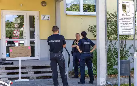Nach dem Angriff auf eine Mitarbeiterin eines Jugendamtes der Kreisverwaltung ist in Finsterwalde das Gebäude evakuiert und gesperrt worden. - Foto: Frank Hammerschmidt/dpa