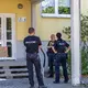 Nach dem Angriff auf eine Mitarbeiterin eines Jugendamtes der Kreisverwaltung ist in Finsterwalde das Gebäude evakuiert und gesperrt worden. - Bild: Frank Hammerschmidt/dpa
