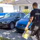 Kriminaltechniker sichern nach einem Angriff in einem Jugendamt in Finsterwalde Spuren.  - Bild: Frank Hammerschmidt/dpa