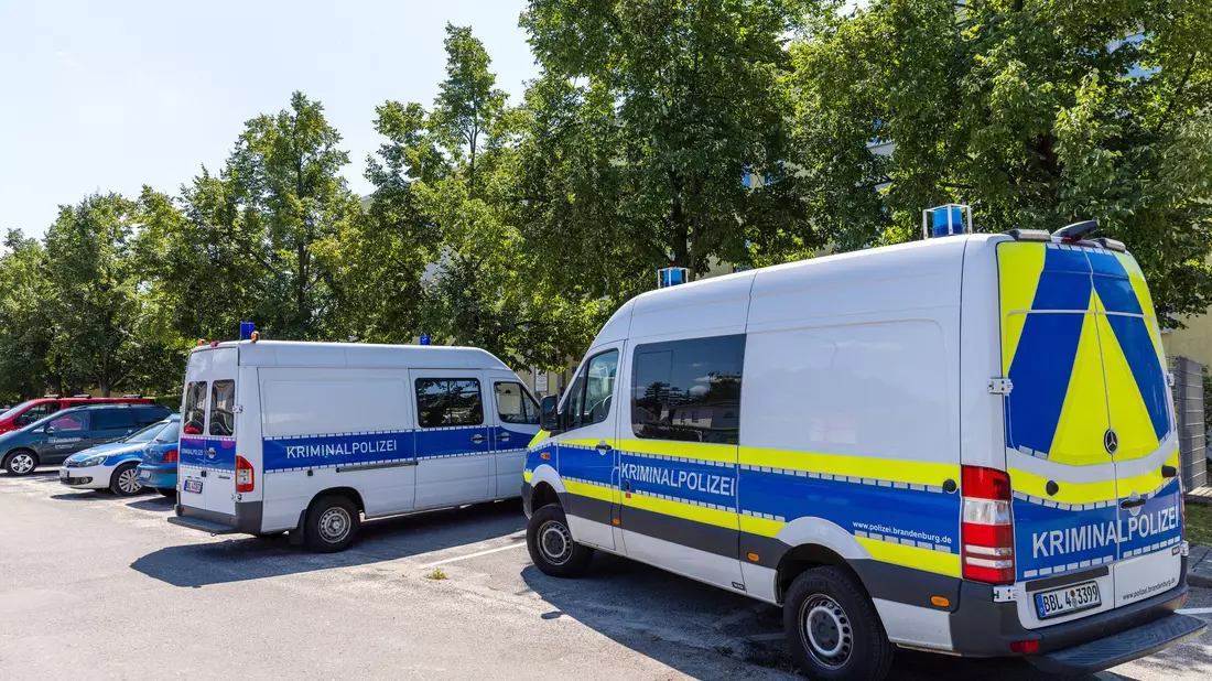 Die Polizei ermittelt nach einem Angriff auf eine Behörden-Mitarbeiterin in Finsterwalde. Ein Mann soll in ihrem Büro ein Feuer gelegt haben.  - Bild: Frank Hammerschmidt/dpa