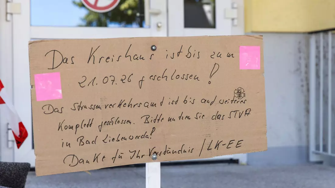 Die Außenstelle der Kreisverwaltung in Finsterwalde im Süden Brandenburgs bleibt vorerst zu. - Bild: Frank Hammerschmidt/dpa