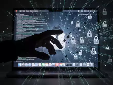 Eine dunkle Silhouette einer Hand greift nach einer stilisierten macOS-Oberfläche, umgeben von Datenströmen und zerbrechenden Vorhängeschlössern. - Foto: über boerse-global.de