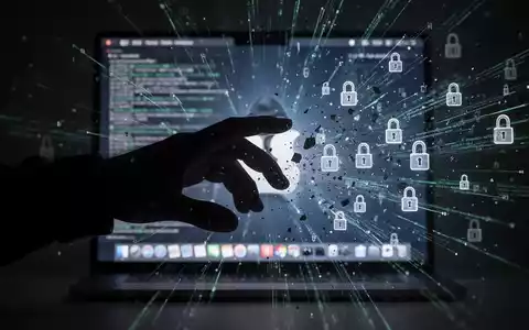Eine dunkle Silhouette einer Hand greift nach einer stilisierten macOS-Oberfläche, umgeben von Datenströmen und zerbrechenden Vorhängeschlössern. - Foto: über boerse-global.de