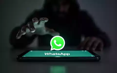 Ein Smartphone mit WhatsApp-Logo, im Hintergrund eine verschwommene Schattenfigur, die danach greift. - Foto: über boerse-global.de