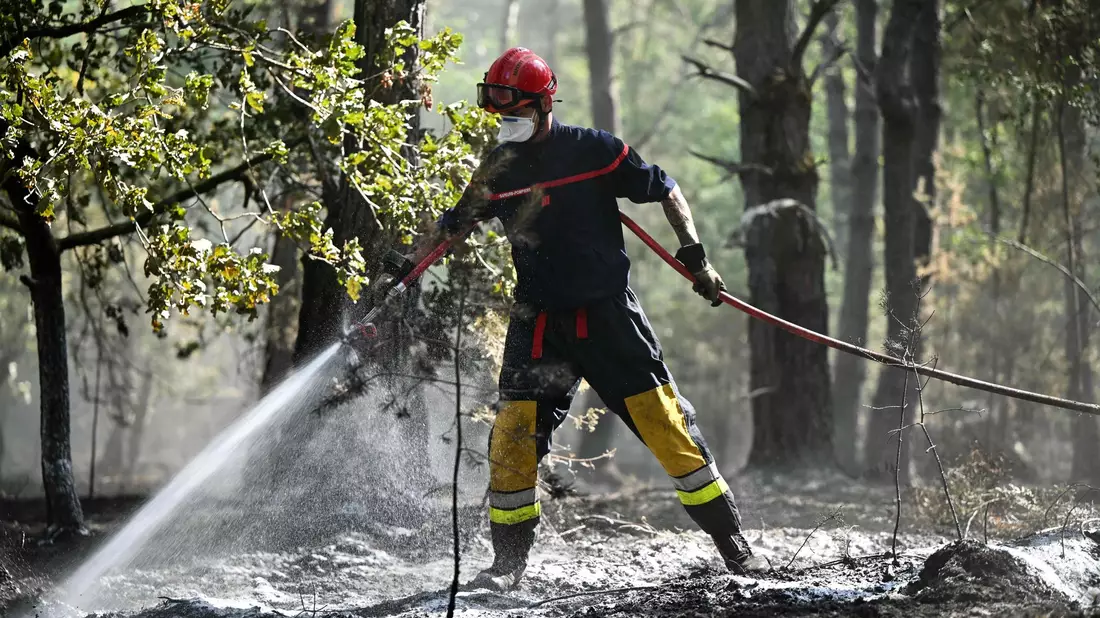 Verheerende Ausmaße hat inzwischen dieser Brand in Frankreich. - Bild: Lou Benoist/AFP/dpa