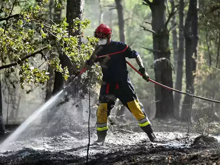 Verheerende Ausmaße hat inzwischen dieser Brand in Frankreich. - Foto: Lou Benoist/AFP/dpa
