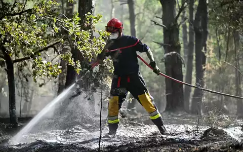 Verheerende Ausmaße hat inzwischen dieser Brand in Frankreich. - Foto: Lou Benoist/AFP/dpa