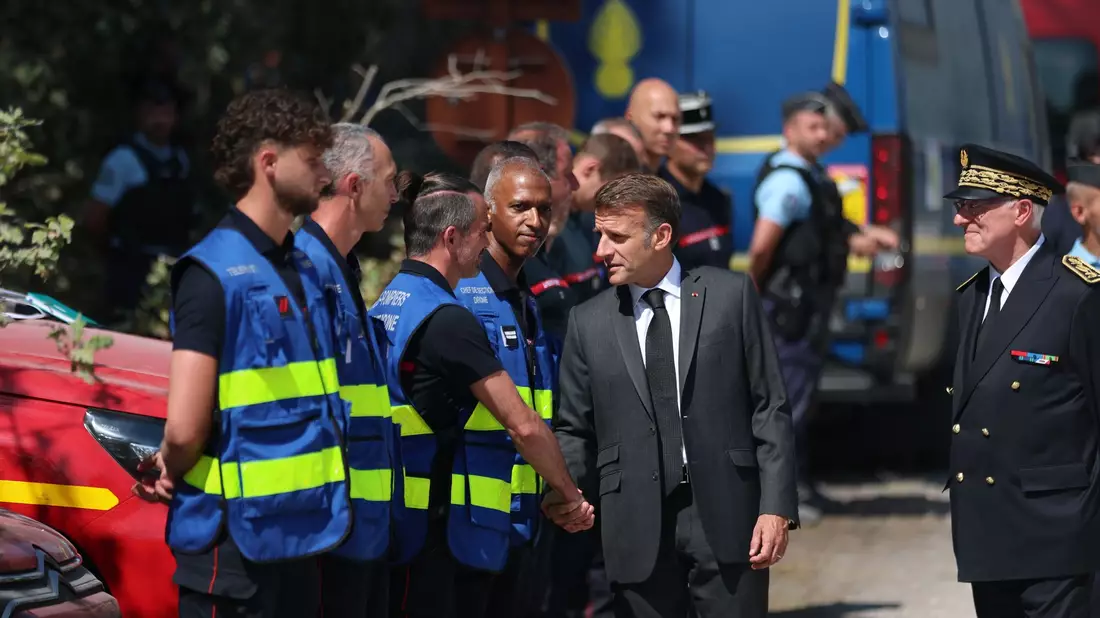 Frankreichs Präsident Macron besuchte die Einsatzkräfte - Bild: Mohammed Badra/Pool EPA/AP/dpa