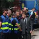 Frankreichs Präsident Macron besuchte die Einsatzkräfte - Bild: Mohammed Badra/Pool EPA/AP/dpa