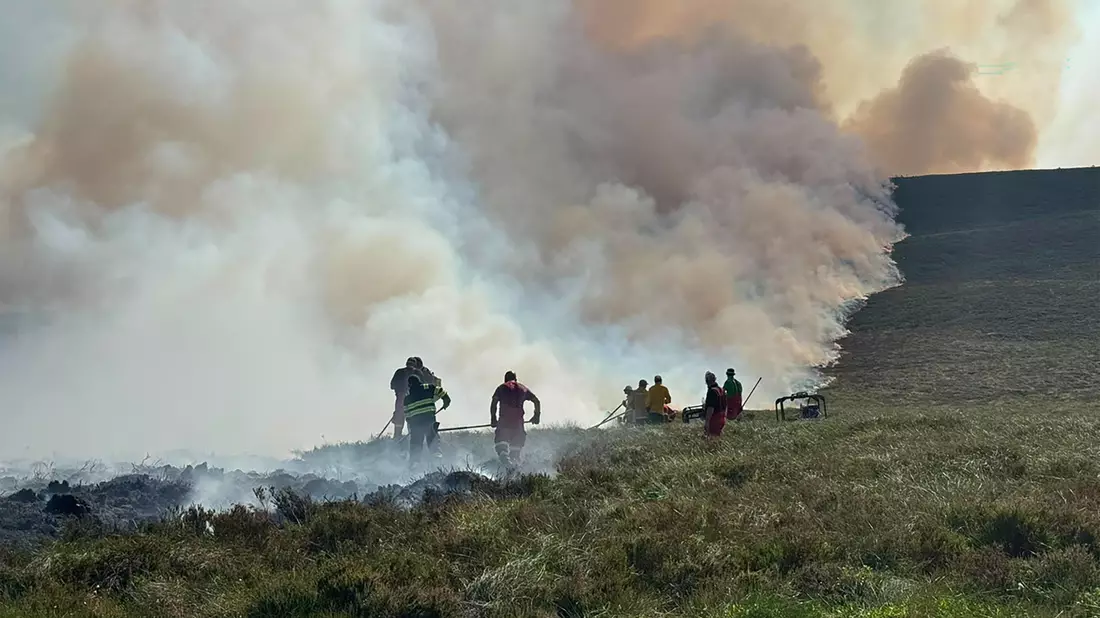 Gegen Flammen kämpfen Feuerwehrleute in Schottland. - Bild: RSPB Scotland/PA Wire/dpa