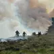 Gegen Flammen kämpfen Feuerwehrleute in Schottland. - Bild: RSPB Scotland/PA Wire/dpa