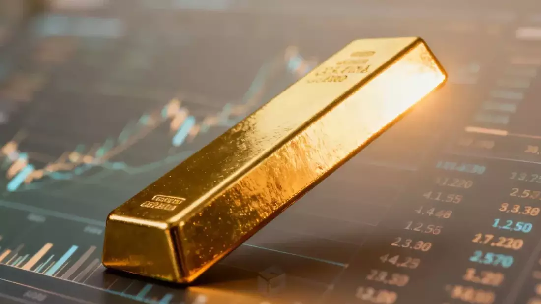 Oro en caída libre: compras récord de China no frenan descenso hacia 4.000 USD