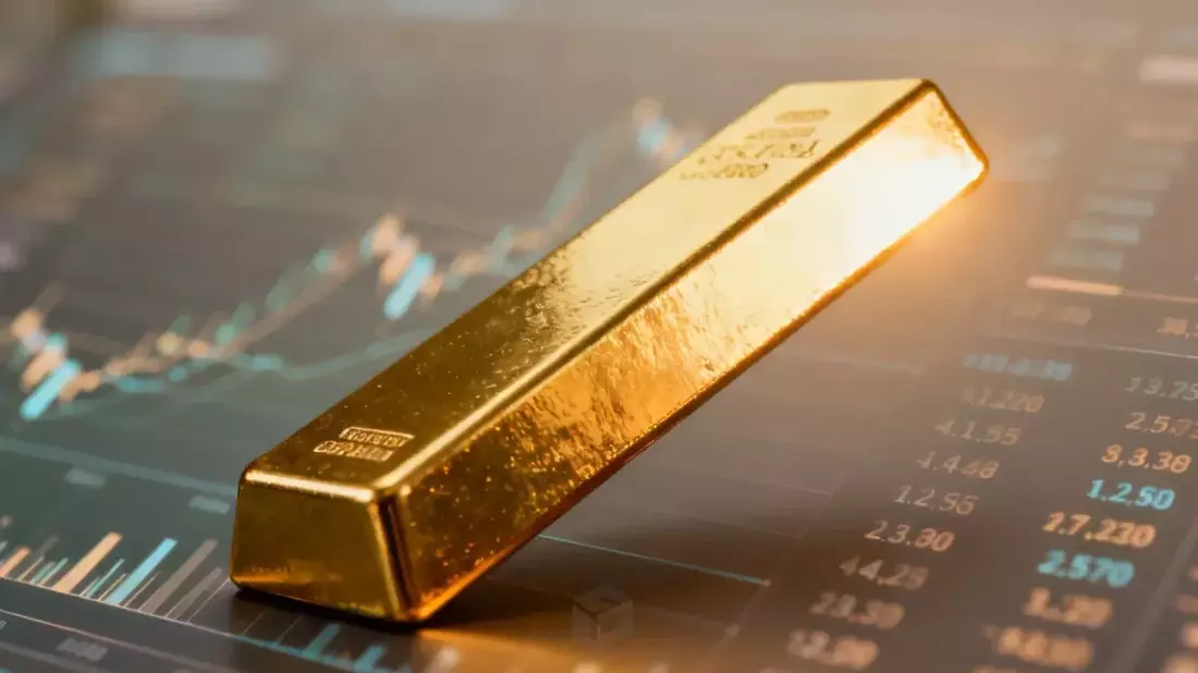 Gold Slides as Fed Rate Hike Bets Clash with China's Bullion Buying