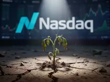 Eine einzelne, welkende Pflanze auf rissiger Erde, im Hintergrund angedeutet das Nasdaq-Logo, symbolisiert drohenden Rauswurf. - Foto: über boerse-global.de