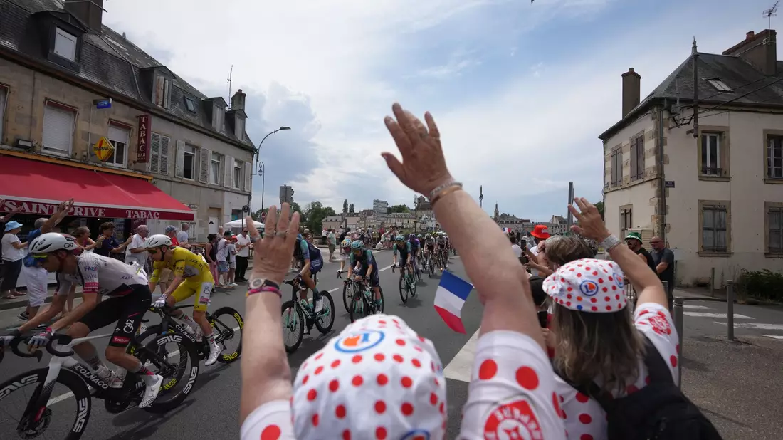 Bei der Tour de France ging es auf der zwölften Etappe nach Chalon-sur-Saône. - Bild: Thibault Camus/AP/dpa