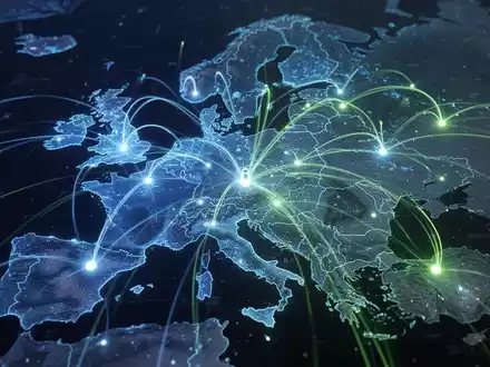 Eine futuristische, leuchtende Karte Europas, überlagert von einem Cybersecurity-Netzwerk, das digitale Souveränität symbolisiert. - Foto: über boerse-global.de