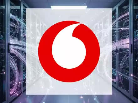 Abstraktes Netzwerk aus leuchtenden Glasfaserkabeln und Datenströmen in einem modernen, hochtechnologischen Serverraum. - Foto: über boerse-global.de