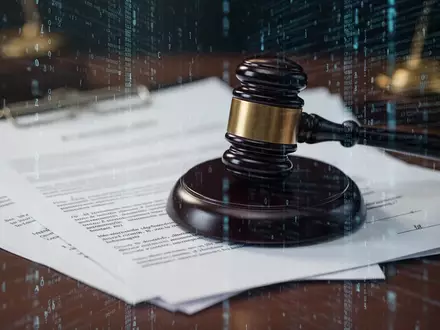 Ein verschwommenes Bild von Gesetzestexten und einem Richterhammer, überlagert von digitalen Datenströmen, symbolisiert Datenschutz und Recht. - Foto: über boerse-global.de
