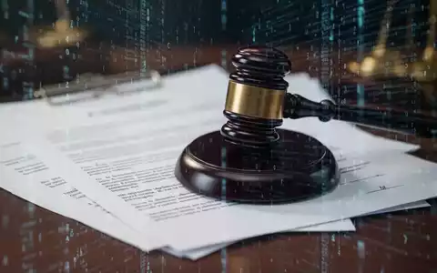 Ein verschwommenes Bild von Gesetzestexten und einem Richterhammer, überlagert von digitalen Datenströmen, symbolisiert Datenschutz und Recht. - Foto: über boerse-global.de