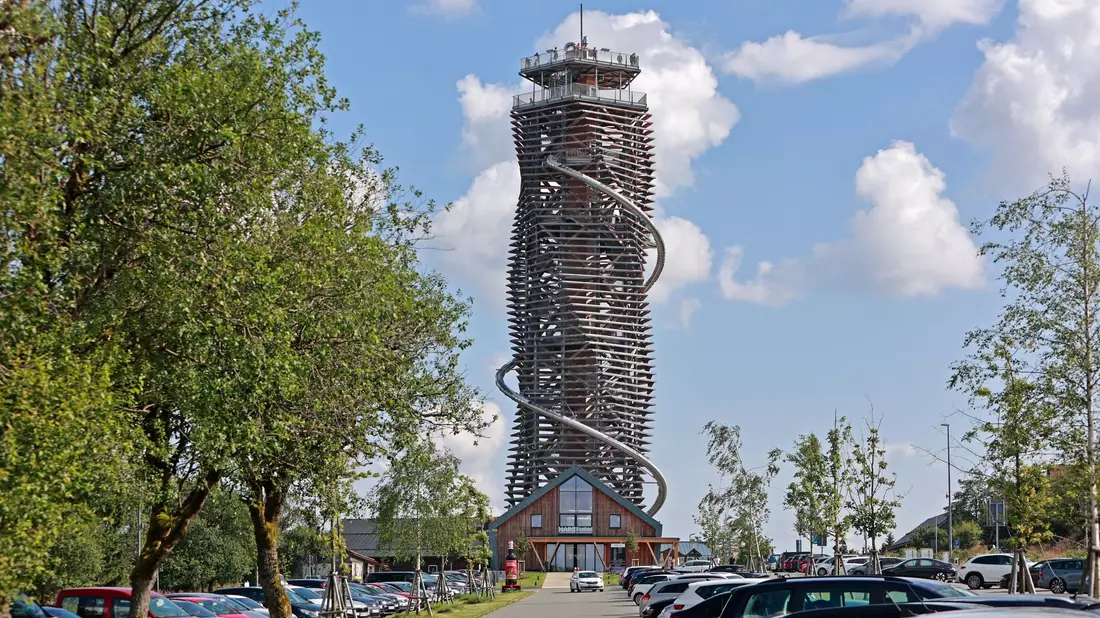 Blick auf den Harzturm am Torfhaus. - Bild: Matthias Bein/dpa