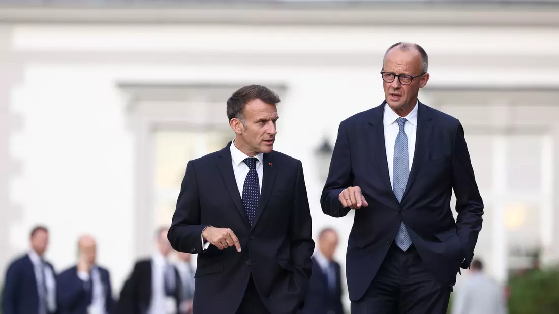 Bundeskanzler Friedrich Merz empfing Emmanuel Macron am Abend auf Schloss Bensberg bei Köln, um das Regierungstreffen am Freitag vorzubereiten.  - Bild: Rolf Vennenbernd/dpa