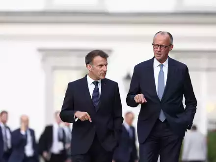 Bundeskanzler Friedrich Merz empfing Emmanuel Macron am Abend auf Schloss Bensberg bei Köln, um das Regierungstreffen am Freitag vorzubereiten.  - Foto: Rolf Vennenbernd/dpa
