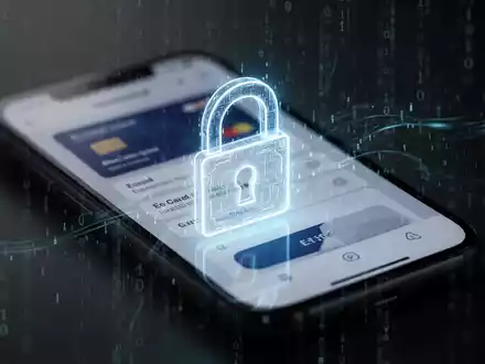 Ein stilisiertes, leuchtendes digitales Schloss-Symbol über einem unscharfen Smartphone-Bildschirm mit einer E-Card, umgeben von binärem Code. - Foto: über boerse-global.de