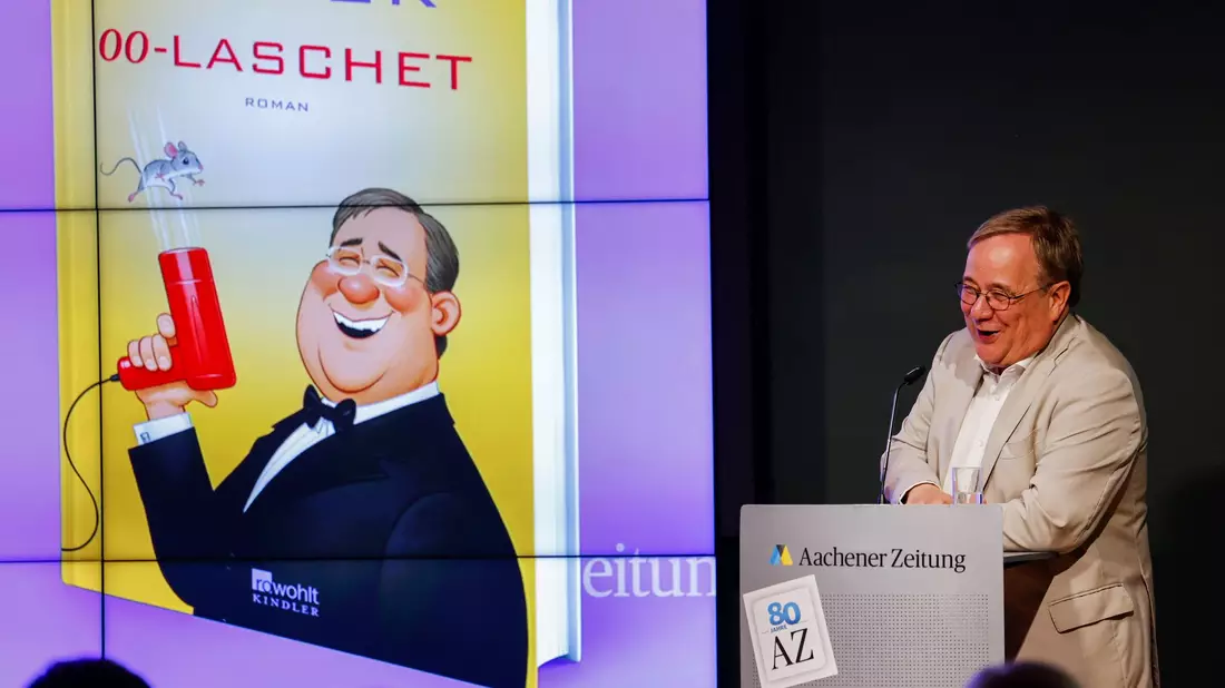 Armin Laschet las selbst aus «00-Laschet» - einem Buch, in dem er als etwas tölpelhafter Spion dargestellt wird. - Bild: Thomas Banneyer/dpa