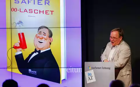 Armin Laschet las selbst aus «00-Laschet» - einem Buch, in dem er als etwas tölpelhafter Spion dargestellt wird. - Foto: Thomas Banneyer/dpa