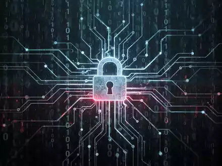 Digitale Firewall mit leuchtenden Schaltkreisen, Binärcode und zentralem Vorhängeschloss-Symbol, das einen Datenverstoß darstellt. - Foto: über boerse-global.de