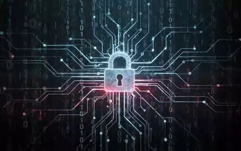 Digitale Firewall mit leuchtenden Schaltkreisen, Binärcode und zentralem Vorhängeschloss-Symbol, das einen Datenverstoß darstellt. - Foto: über boerse-global.de