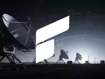 Satellitenschüsseln bei Nacht mit digitalen Datenströmen am Himmel, die Innovation und strategische Bedeutung im Luft- und Raumfahrtsektor darstellen. - Foto: über boerse-global.de